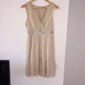 Klänning  - Storlek 38/40 pris 200kr