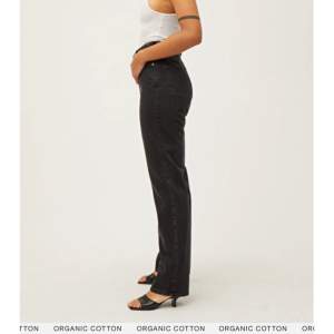 INTRESSEKOLL! Skitsnygga svarta jeans från weekday i modellen rowe! Denna storlek är slutsålda på deras hemsida nu och ofta likaså i butik. Köpta för 400 DKK = 558 SEK. Hör av dig om du är intresserad, med ett pris du kan tänka dig. Skriv för fler bilder💓
