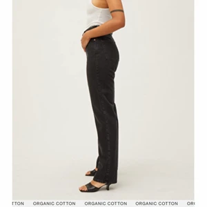 Weekday jeans - INTRESSEKOLL! Skitsnygga svarta jeans från weekday i modellen rowe! Denna storlek är slutsålda på deras hemsida nu och ofta likaså i butik. Köpta för 400 DKK = 558 SEK. Hör av dig om du är intresserad, med ett pris du kan tänka dig. Skriv för fler bilder💓