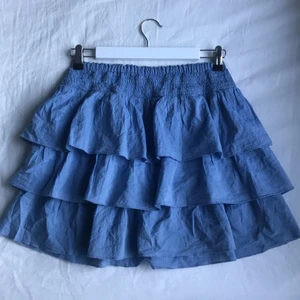 Volangkjol H&M - Ljusblå volangkjol från hm barnavdelning. Passar allt från en XS till en liten M pga stretch. 