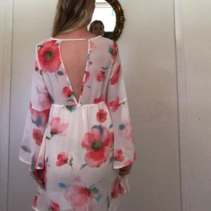 Blommig klänning strl S - Klänning är i gott skick och använts fåtal gånger. Den har stort blommigt mönster och är så somrig och fin:)