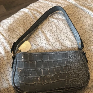 Väska (trendig)  - hej allihopa!! säljer min väska då den ej kommer till användning! den är helt ny! jag aldrig använt den innan! Den är jättefin och rätt så rymlig!! Högsta budet gäller