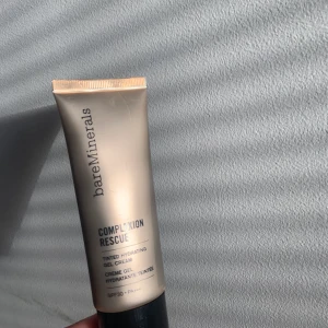 Bare Minerals - Tinted hydrating gel cream i Natural 05. Oanvänd endast testad (köpt för 445kr på nordicfeel) säljer för 200 inklusive frakt