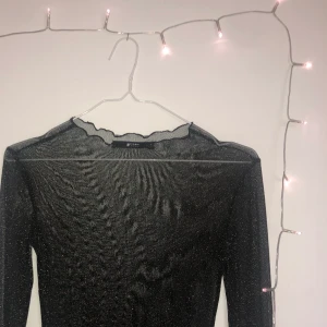 Festtopp - Glittrig festtopp i svart, säljer även likadan i vit🌟 storlek s men sitter också bra på mig som är xs. Frakt tillkommer!