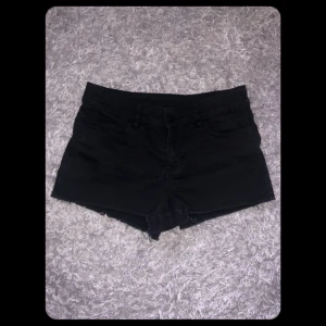 Svarta shorts  - Svarta shorts. Använda fåtal gånger, fortfarande fint skick. Köparen står för frakten