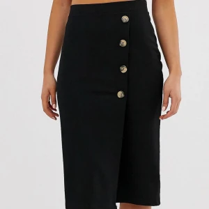 OANVÄND KJOL - SKRIV OM NI VILL HA FLER BILDER                           Sprillans ny kjol som jag köpte på ASOS. Den är slutsåld. Aldrig använd, storlek 36. Det blir som en slits där fram 🥰