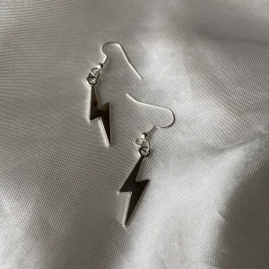 My Flash Earring ⚡️ - Ett matchande par örhängen till vårat fina Jayden halsband finns nu ute.  10% av vinsten går till våra två organisationer, Talita och BRIS💕