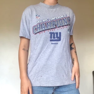 T-shirt från Reebok, strl M - Grå t-shirt med tryck från Reebok, strl M. Sann i storlek! Bekväm passform!