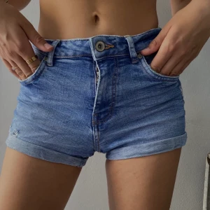 Shorts!  - Jätte snygga och sköna shorts. Jag älskar dom men säljer för att de känns för korta för mig, jag är 175. Köpta på Zara i Stockholm