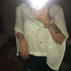 Vit blus från hollister  - Säljer denna vita blus från hollister i storlek M då den ibte kommit till användning. Kan mötas upp, vid frakt står köparen för kostnaden 