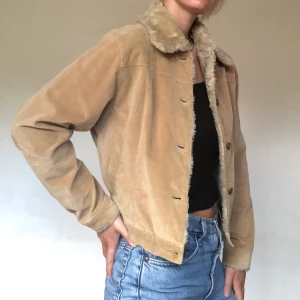 Jacka från Fransa, strl M - Beige jacka från Fransa, strl M. Passar perfekt på lite kallare sommardagar eller tidig höst! (Jag får även plats med en tröja under) mjuk mudd på kanter. Köparen står för frakt!