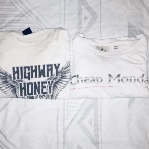Vita T-shirts - Sköna t-shirts. Den vänstra är mer använd och har någon enstaka fläck som knappt syns. Den högra är sparsamt använd! Storlek: M och S. Pris på den vänstra: 52kr inkl frakten och den högra för 62kr inkl frakten. 