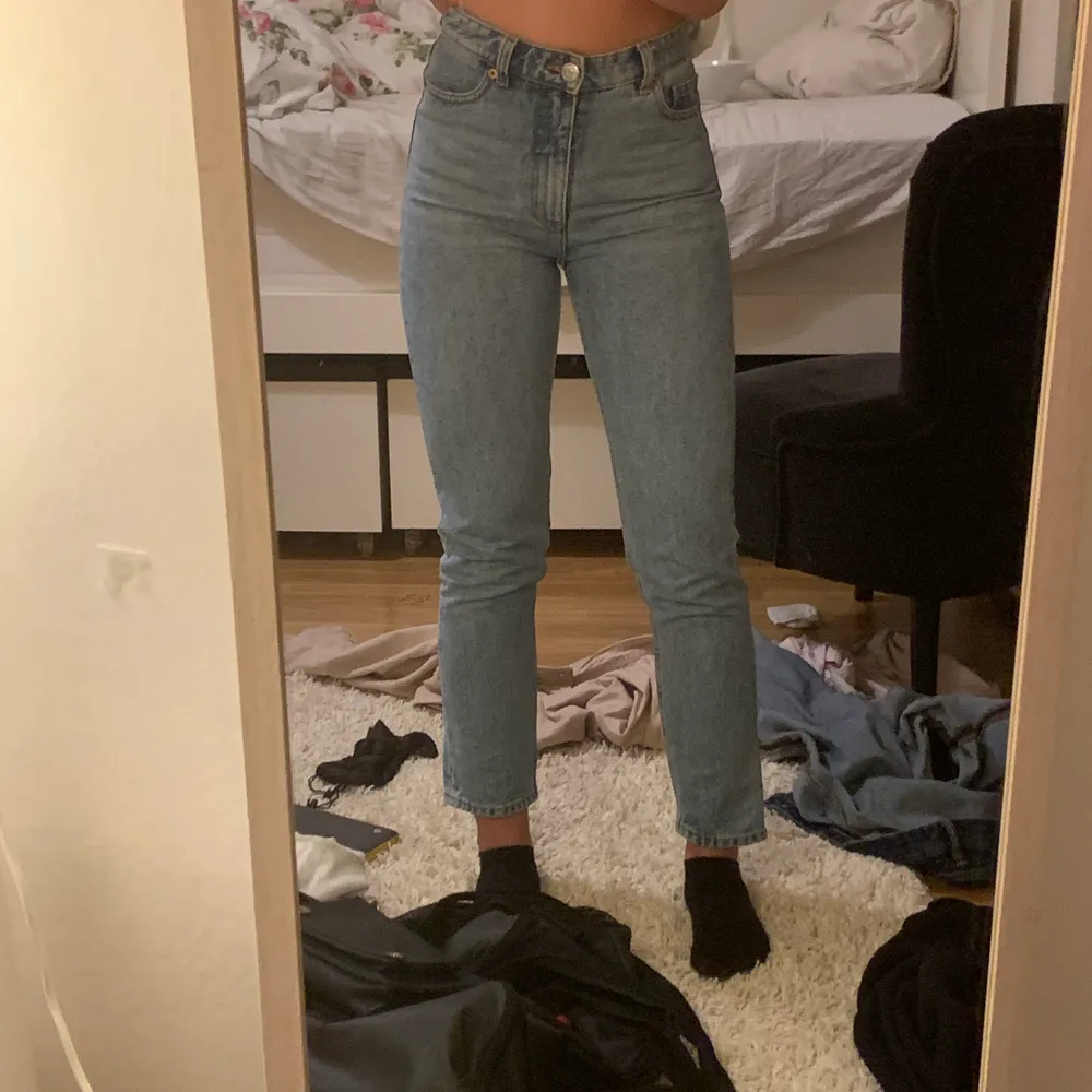 blåa monki jeans i toppskick. skitsnygga men säljer pga dem är försmå. jätte fin blå jensfärg💙 (frakt tillkommer på 60kr). Jeans & Byxor.