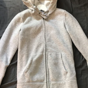 Tröja - Denna koftan säljer ja pga att den nästan aldrig används jätte mysig och skön att ha på med mjukt innehåll.  Org pris 199kr säljs för 80kr + frakt. 