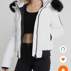 Superdry vinterjacka  - Vit vinterjacka från Superdry med avtagbar päls på luvan. Aldrig ungefär två gånger. Nypris 1.500kr. Frakt tillkommer inte, men pris kan diskuteras! 