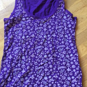 Boholinne - Lila linne med peacemärken, fjärilar, körsbär mm på. Något tvättblekt men annars i fint skick. Köpt nån gång tidigt 2000tal tror jag. Märkt 170 men passar XS/S. Säljes pga alldeles för litet för mig. Priset är inkl vanlig frakt.