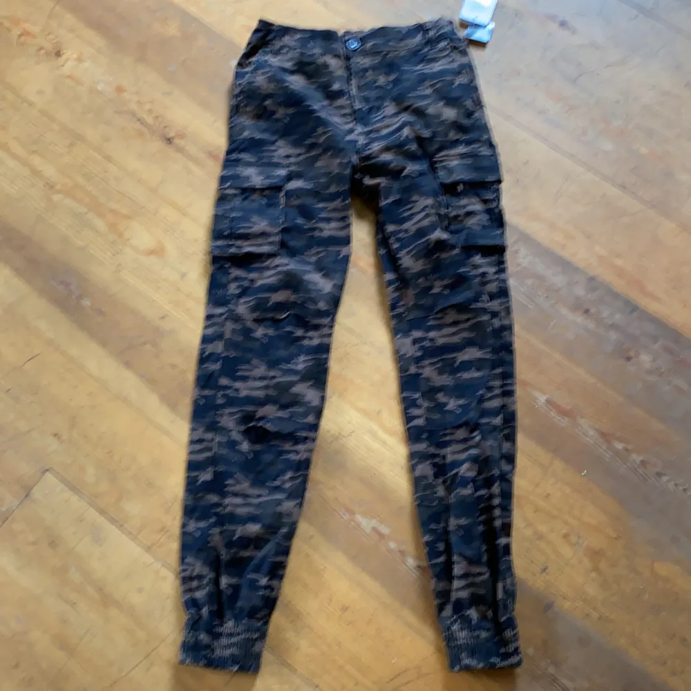 Nya byxor i kamouflage och mudd längst ner. Stretchigt tyg. . Jeans & Byxor.