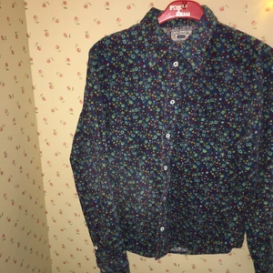 Blågrön blommig manchesterskjorta  - Ascool blågrön manchesterskjorta med små blommor på! Jätteskön och bra kvalitét. 