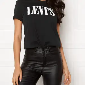Material: 100% Bomull Snygg T-shirt med klassisk logotyp från LEVI'S. T-shirten är tillverkad i en skön bomullskvalitet och passar perfekt till vardags. - Mjuk, stretchig kvalitet - Rundad halsringning