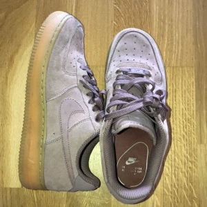 Nike air force 1 - Använda ca 1 gång så jättebra skick. Strl 38. Rosa/lila sammet! 500kr, billigare vid snabb affär! Du står för frakten:) tar swish! 