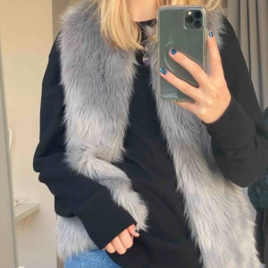  - Grå/lite lila i tonen fakepäls. Kommer ej ihåg märket men har lappen kvar så kan kolla vid intresse. Superskönt och inte använd mycket