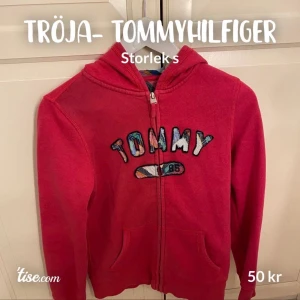 Tommy Hilfiger Tröja - En fin rosa tjocktröja ifrån Tommy Hilfiger. Skulle säga att det passar en s, xs också.  Super bekväm.💛 Fint skick✨ Köparen betalar frakt🌱 
