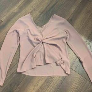  - Tröja från Nelly! Fint skick! Baksidan på tröjan visas på första bilden, en väldigt fin detalj♥️ storlek 36, frakt tillkommer🌼🌼🌼