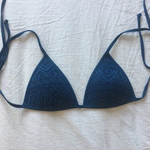 H&M bikini  - En blå bikini från h&m som uppskattas till S men passar nog många då man kan justera banden. Lappen finns dock ej kvar. Köparen betalar frakten 