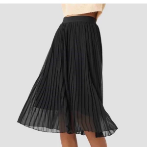 na-kd kjol S - superfin svart plisserad kjol från nakd, i gott skick!🥰