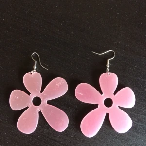 Blomörhängen - Söta lila blomörhängen. OBS: Kan ej garantera att de är nickelfria. Porto: 11 kr