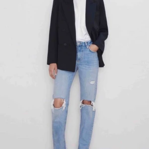  - Säljer nu mina snygga populära zara jeans, älskar verkligen dessa men de är nu förstora.