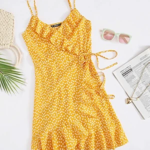 Klänning - Supersöt klänning ifrån shein i storlek xs, men som även passar som s! Helt oanvänd och ligger kvar i sin påse. 🥰🥰🥰 dock stämmer bilden inte helt då den inte har volanger uppe vid bröstet, annars stämmer den! 