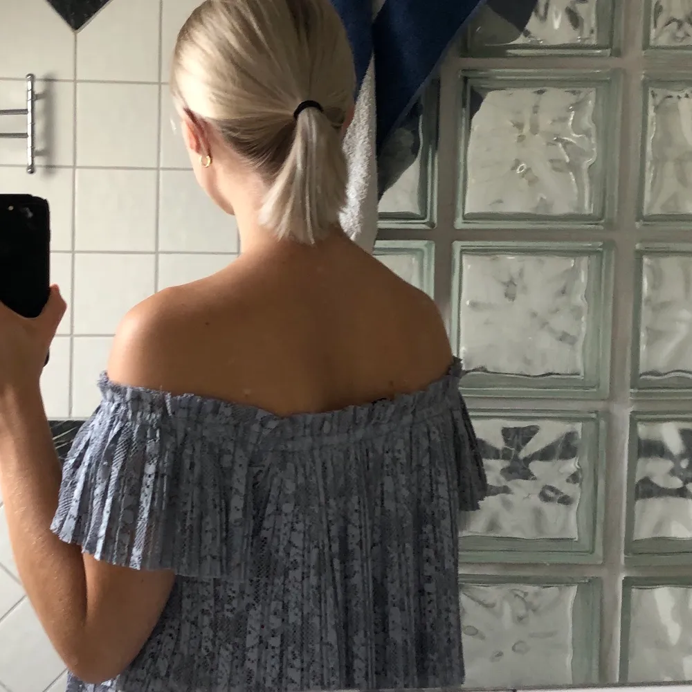 Jättesöt off shoulder blus/top från Zara! Passar bra till sommaren då den inte är så jättevarm. Den är i strl M men passar mig som har XS/S. Den är väldigt stretchiga så passar säkert dig som har M också💕💕 (Frakten ingår i priset). Blusar.