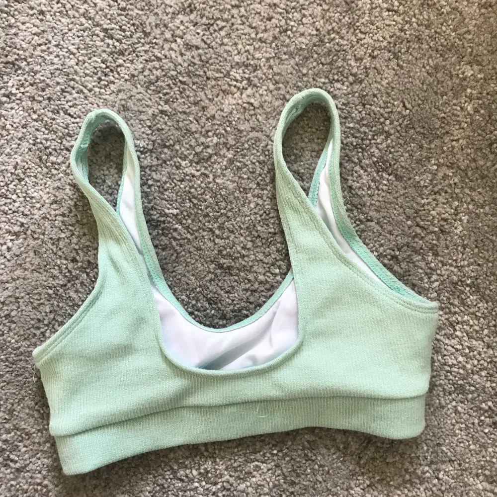 en oanvänd bikiniöverdel från SHEIN, endast testad🌸💕 jättefin mintgrön färg! inläggen kan lysa igenom lite men dom är Uttagbara, annars är den toppen☺️💕. Övrigt.