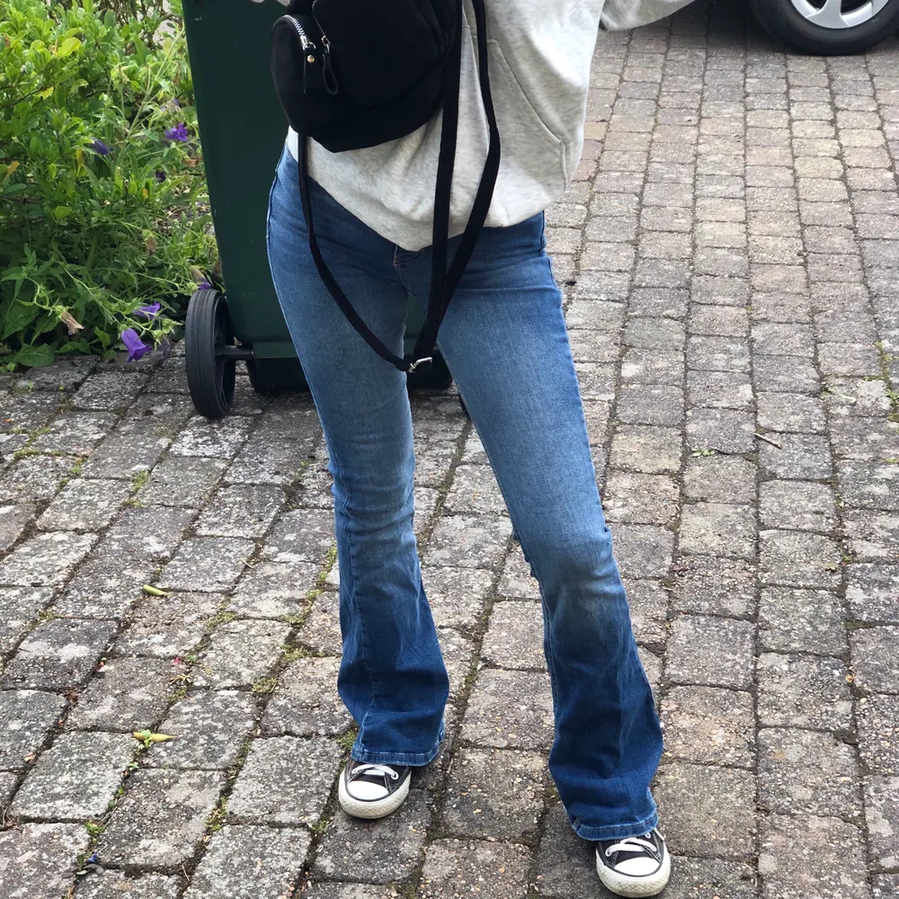 Ett par bootcut jeans i fint skick som blivit för tighta för mig. Jag är 160 cm lång.. Jeans & Byxor.