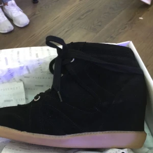 Kopia av Isabel Marant - Säljer mina HELT oanvända skor som ser exakt ut som ett par från Isabel Marant! Nypris:1300kr! Sjukt snygga till hösten eller till en klänning nu i sommar!😍🥰 storlek 38 men passar också 37