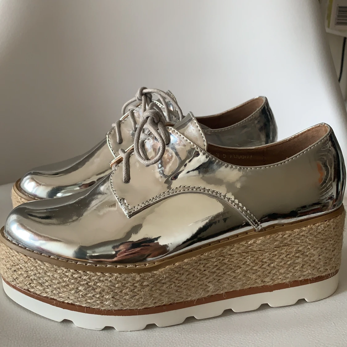 Helt nya Silver sneakers från missguided