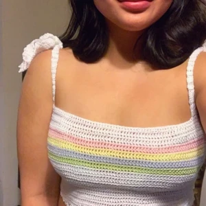 Regnbågslinne - Supersött virkat linne med ränder på. 