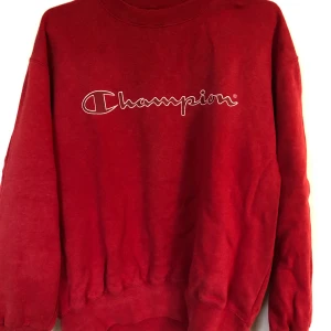 Champion collegetröja/ tjocktröja - snyggaste champion tröjan i storlek s! köpt secondhand men använder den inte längre. ganska välanvänd men hel och fräsch. står s men är lite oversize så kan lätt passa en m och även l beroende på hur du vill att den ska sitta🥰🤩
