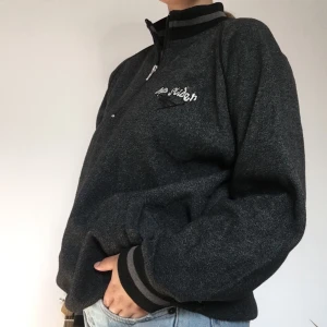 Fleecetröja  - Grå fleecetröja med halv dragkedja. Supersnygg modell men kommer tyvärr inte till användning