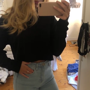 Croppad college tröja  - Svart med röd relativt liten text i ryggen. Den är i storlek L men den passar utmärkt på mig som vanligtvis har S. Säljer då den inte längre kommer till användning. Köpt från NAKD! 🌟 (köpare står för frakt)