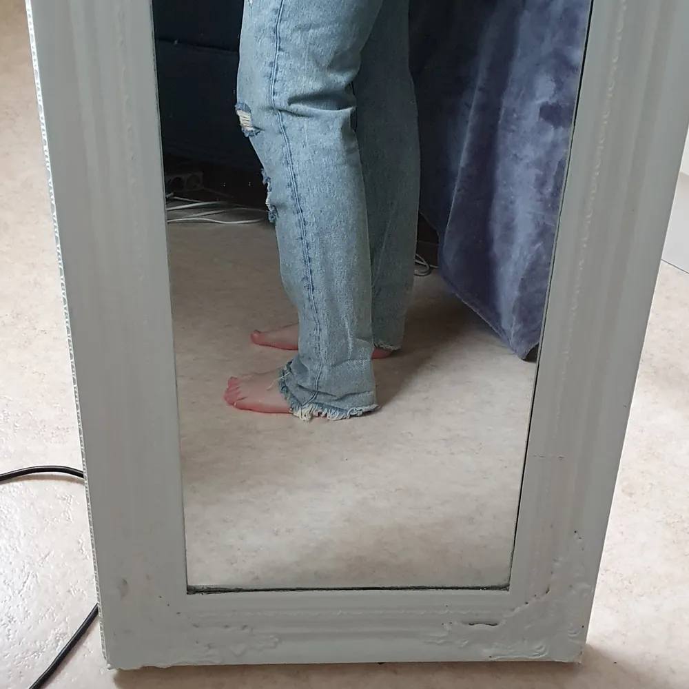 Så fina, slitna jeans från bikbok. Dessa sitter tyvärr för löst i midjan på mig och kommer därför inte till användning. Något långa i benen på mig som är 159cm lång. Sitter så fint över lår och rumpa! Frakt är inkluderat i priset🖤. Jeans & Byxor.