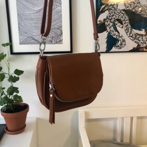 Liten väska - Liten axelremsväska från Lindex. Använd endast en gång, jättefint skick. (Frakt ingår ej i priset) 😊