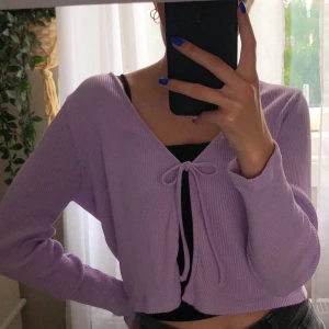 Kofta - Lila kofta från Monki, i storlek S. Använd vid ett tillfälle. Köparen står för frakt💗