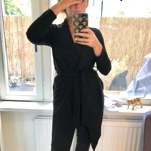 Jacka från New look - Svart kappa köpt i london på New look, passar storlek XS/S. Stretchigt material. Frakt tillkommer 63 kr.