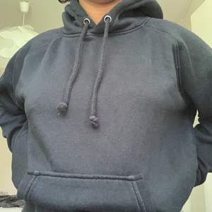 En svart hoodie med snörning. Frakt kostar 20kr