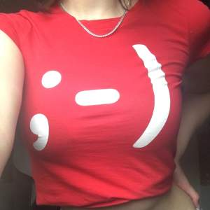 Röd t-shirt med ”;-)” smileyn 😉❤️ frakt: 22 kr