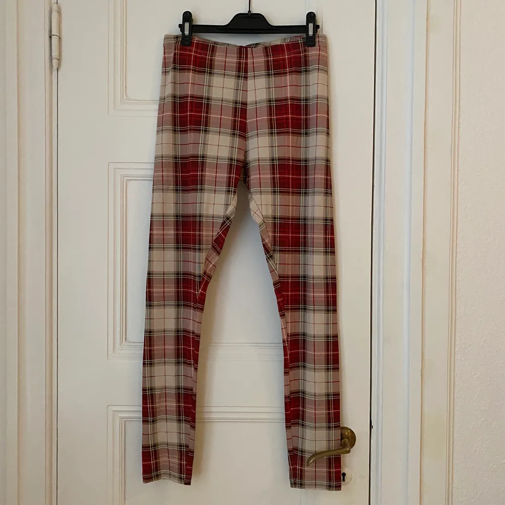 Dare to mix patterns! H&M plaid checked leggings. Never worn. Free delivery within Stockholm. Payment by Swish.. Jeans & Byxor.