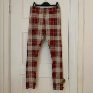 Dare to mix patterns! H&M plaid checked leggings. Never worn. Free delivery within Stockholm. Payment by Swish.
