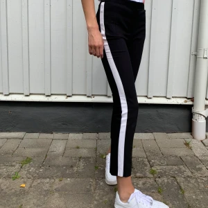 Zara kostymbyxor XS - Säljer väldigt fina kostymbyxor från zara som är endast använda 3 gånger, storleken är i XS men kan även passa S